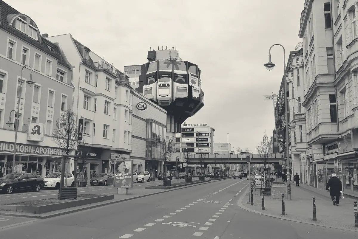 Die Schlossstrasse in Steglitz mit dem Bierpinsel, Läden auf beiden Seiten. Foto in die Farben der Seite umgerechnet.