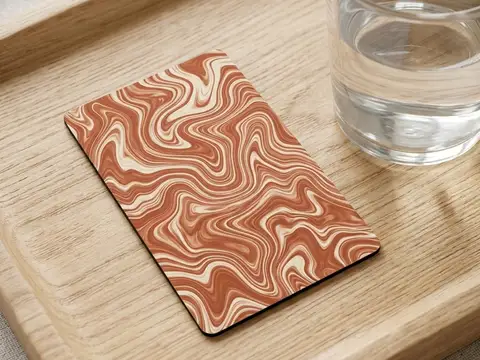 Erzeugte Ansicht: schwarze NFC-Karte mit einem Wellenmuster in Terrakotta und Cremeweiss auf einem Holztablett