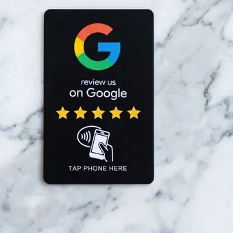 Erzeugte Ansicht: schwarze NFC-Karte auf einer Marmortheke neben einer Espressotasse