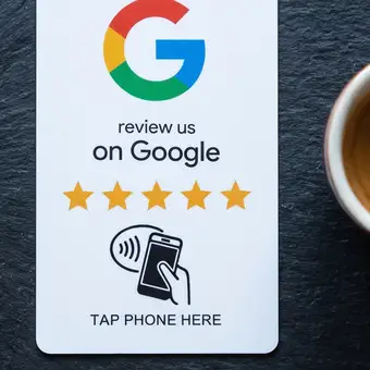 Erzeugte Ansicht: weisse NFC-Karte auf einer Schieferplatte neben einer Espressotasse