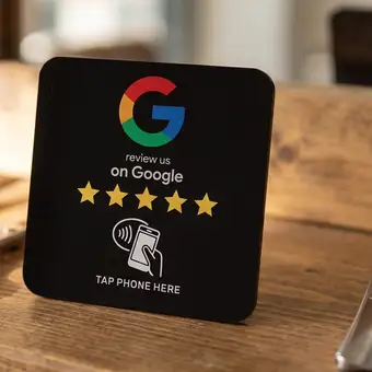 Erzeugte Ansicht: schwarze eckige NFC-Plakette auf der Ablage eines Barbershops