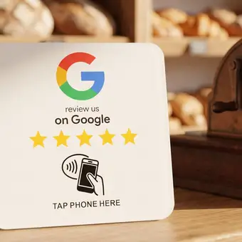 Erzeugte Ansicht: weisse eckige NFC-Plakette neben einer Registrierkasse in einer Bäckerei